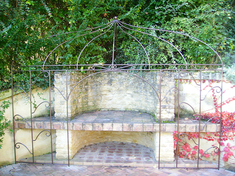 Decorative lattice in painted round iron