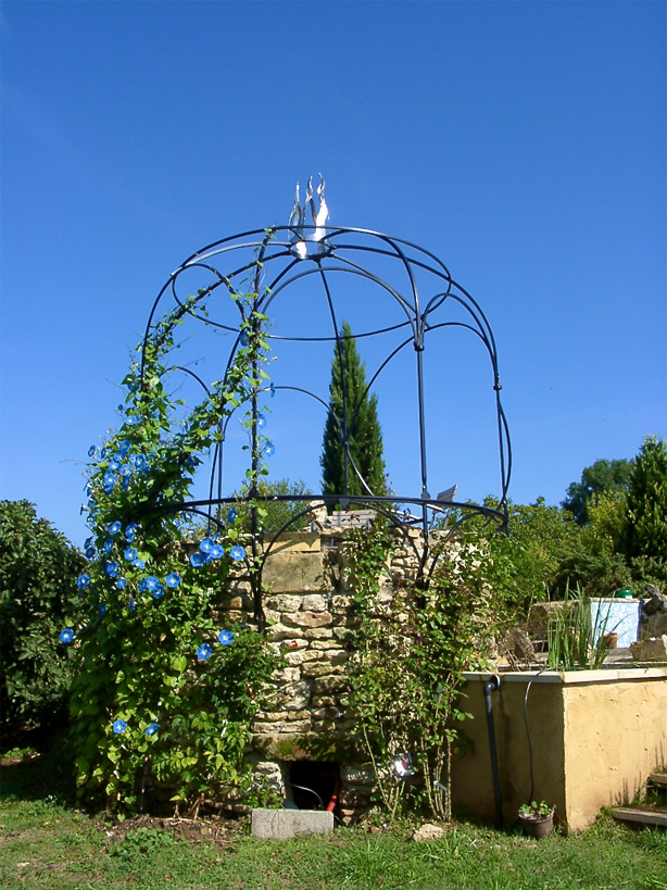 A strategically placed pergola crowned with stainless steel