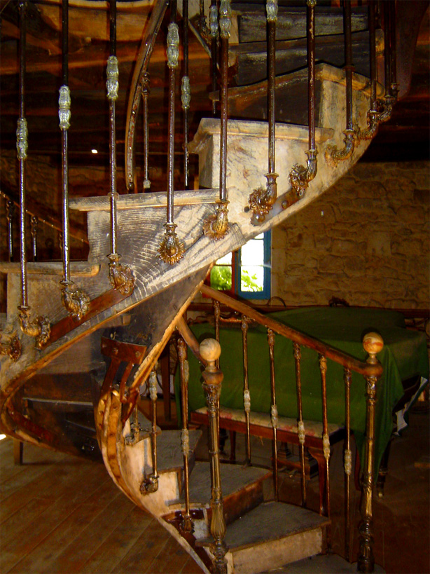 Cet étonnant escalier hélicoïdal du 18ème, fut livré en vrac, jadis il supportait une tour et se tient maintenant au centre d'un salon.