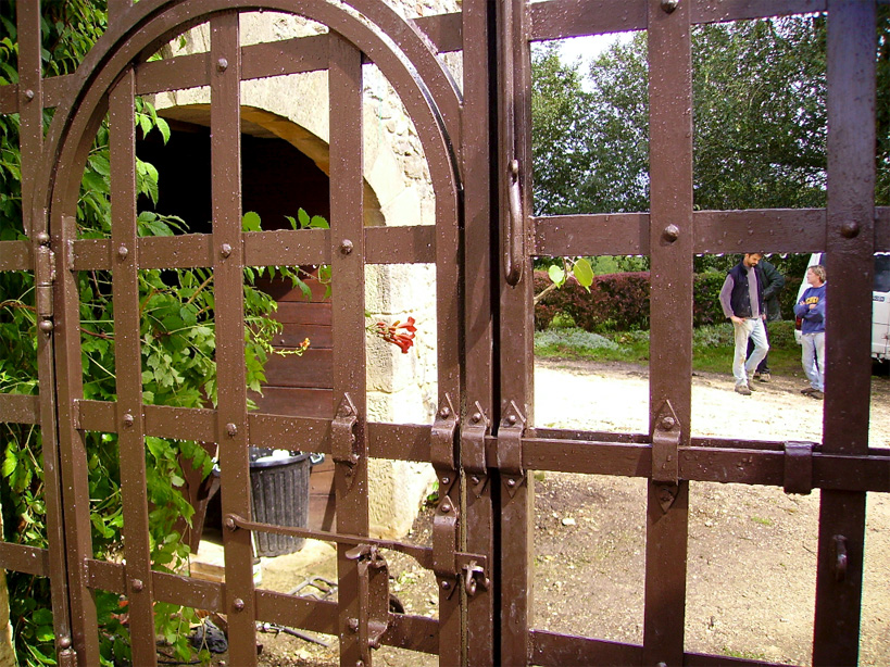 Le portillon du portail avec son mécanisme de fermeture.
