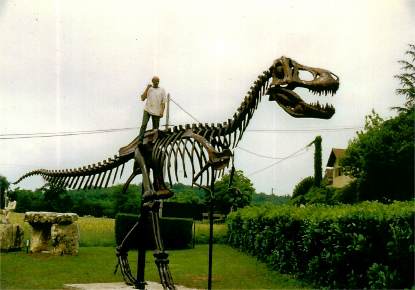 Tyrannosaure Rex grandeur nature dans le musée du Moustier en Dordogne.